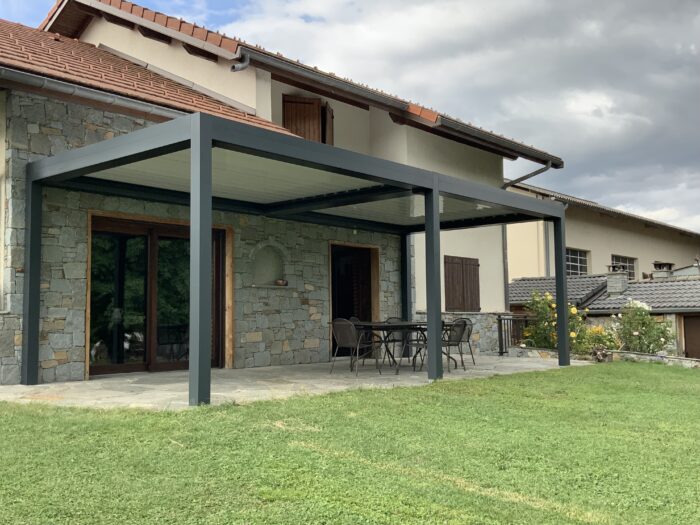 Installation, rénovation menuiserie de qualité à Chambéry en Savoie, Haute-Savoie, Isère et Ain. Installation de pergolas sur mesure.